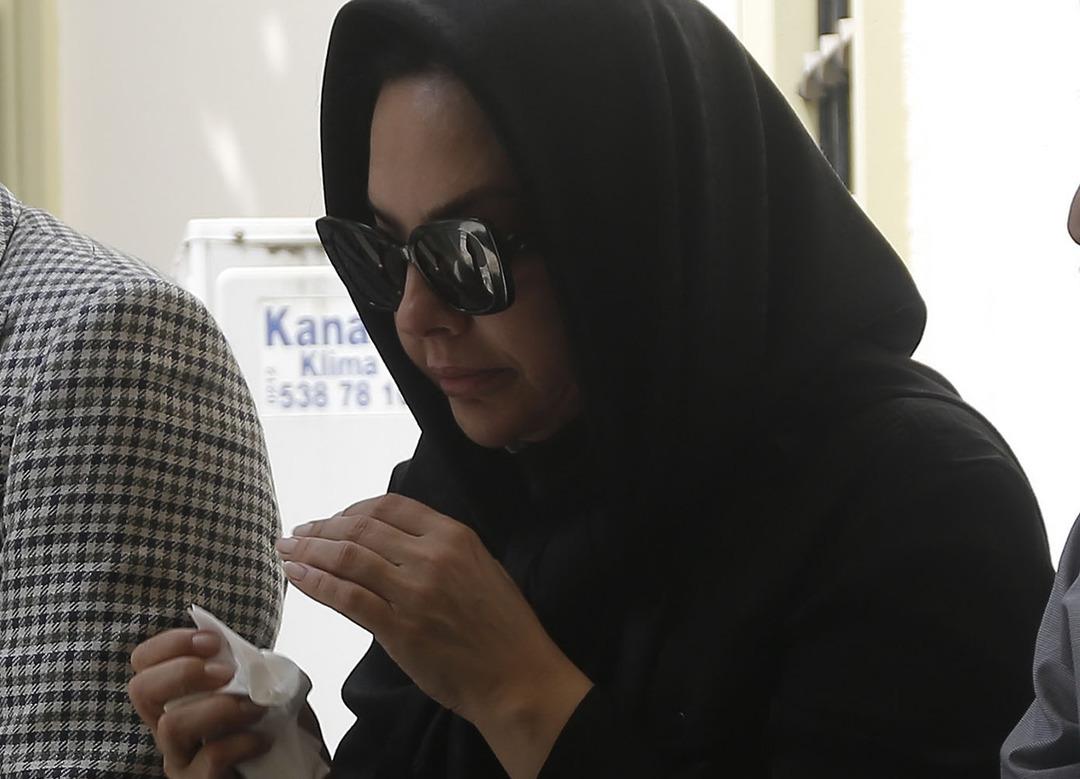 Ebru G&uuml;ndeş annesini son yolculuğuna uğurladı! Sanat&ccedil;ı dostları yalnız bırakmadı