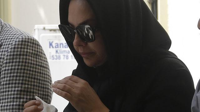 Ebru Gündeş annesini son yolculuğuna uğurladı! Sanatçı dostları yalnız bırakmadı