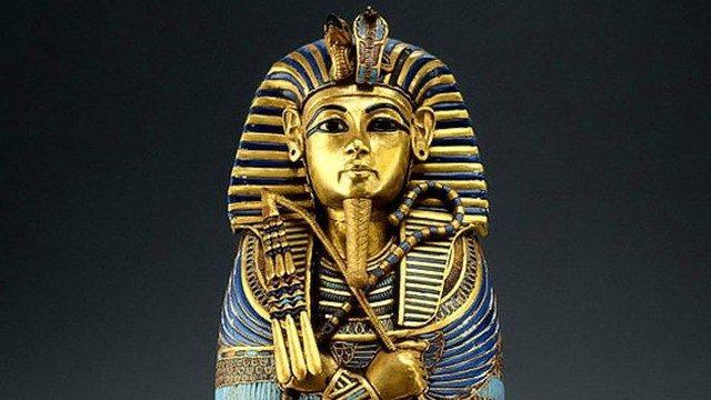 Tutankhamun’un sakalını tutkalla tutturdular!