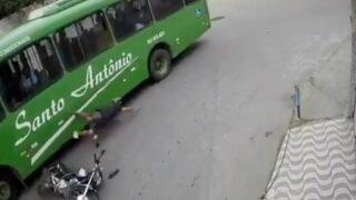 Dünyanın konuştuğu mucize! Kafası otobüsün lastiğine sıkıştı, hayatta kalmayı başardı