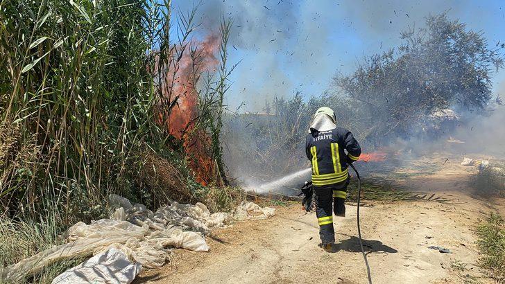Muğla'da park halindeki minibüsten sazlığa sıçrayan yangın söndürüldü G4