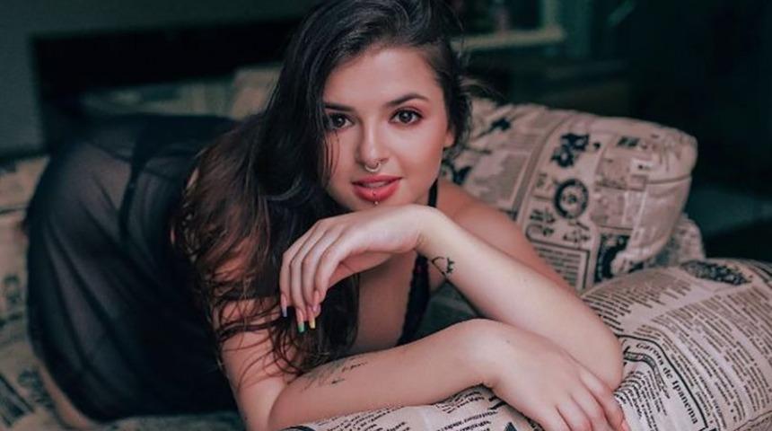 Dünyaca ünlü yetişkin içerik platformundaki son bakire olmak istiyordu! Yeni hedefi vajina kokusundan mum yapmak