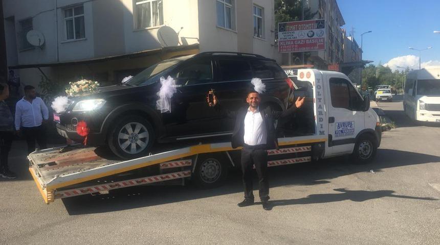 Aracı arızalanan damat, gelin almaya çekici üzerinde gitti