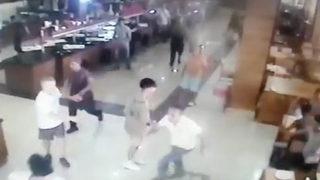 Yabancı uyruklular 5 yıldızlı oteli birbirine kattı! Ellerinde telefon sürekli çekim yapıyorlardı