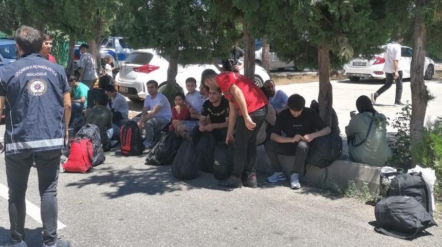 Muğla'da minibüslerde 111 düzensiz göçmen yakalandı