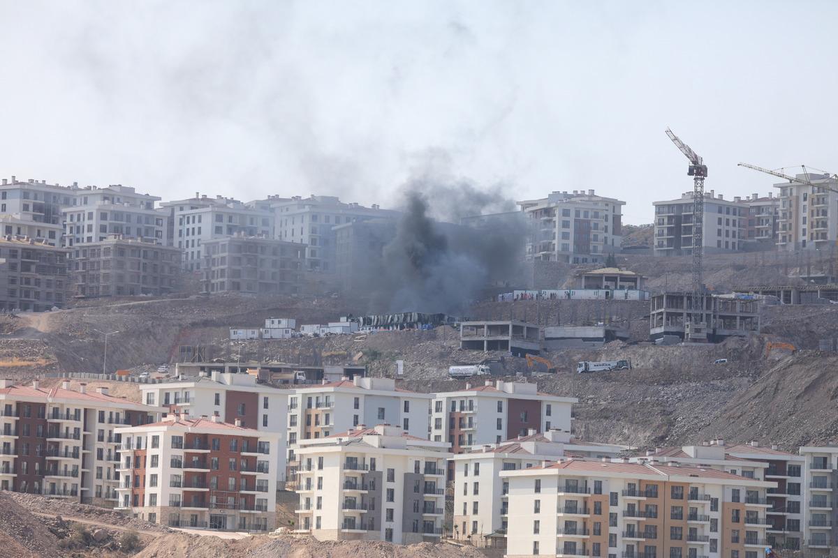 İzmir'de inşaat iş&ccedil;ilerinin kaldığı konteyner evlerde yangın &ccedil;ıktı
