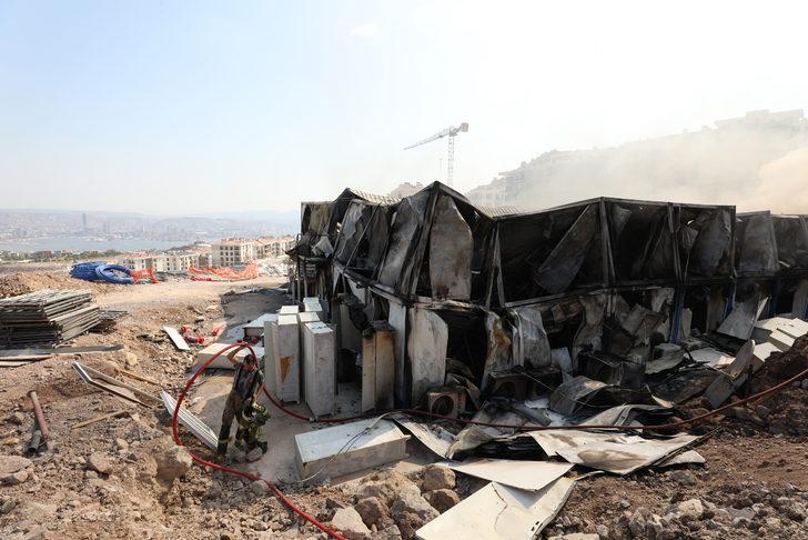 İzmir'de inşaat işçilerinin kaldığı konteyner evlerde yangın çıktı G3