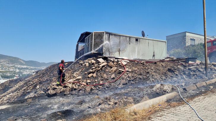 Bodrum'da binaların arasındaki çalılık alanda çıkan yangın söndürüldü G5