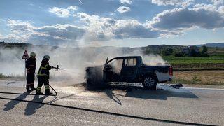 Kastamonu'da seyir halindeki askeri pikap yandı
