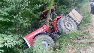 Sakarya'da devrilen traktörün sürücüsü ve oğlu yaralandı