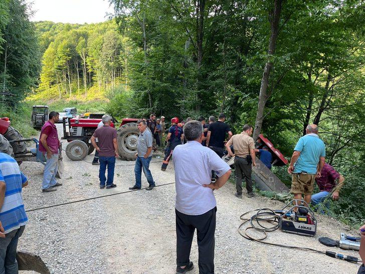 Sakarya'da devrilen traktörün sürücüsü ve oğlu yaralandı G4