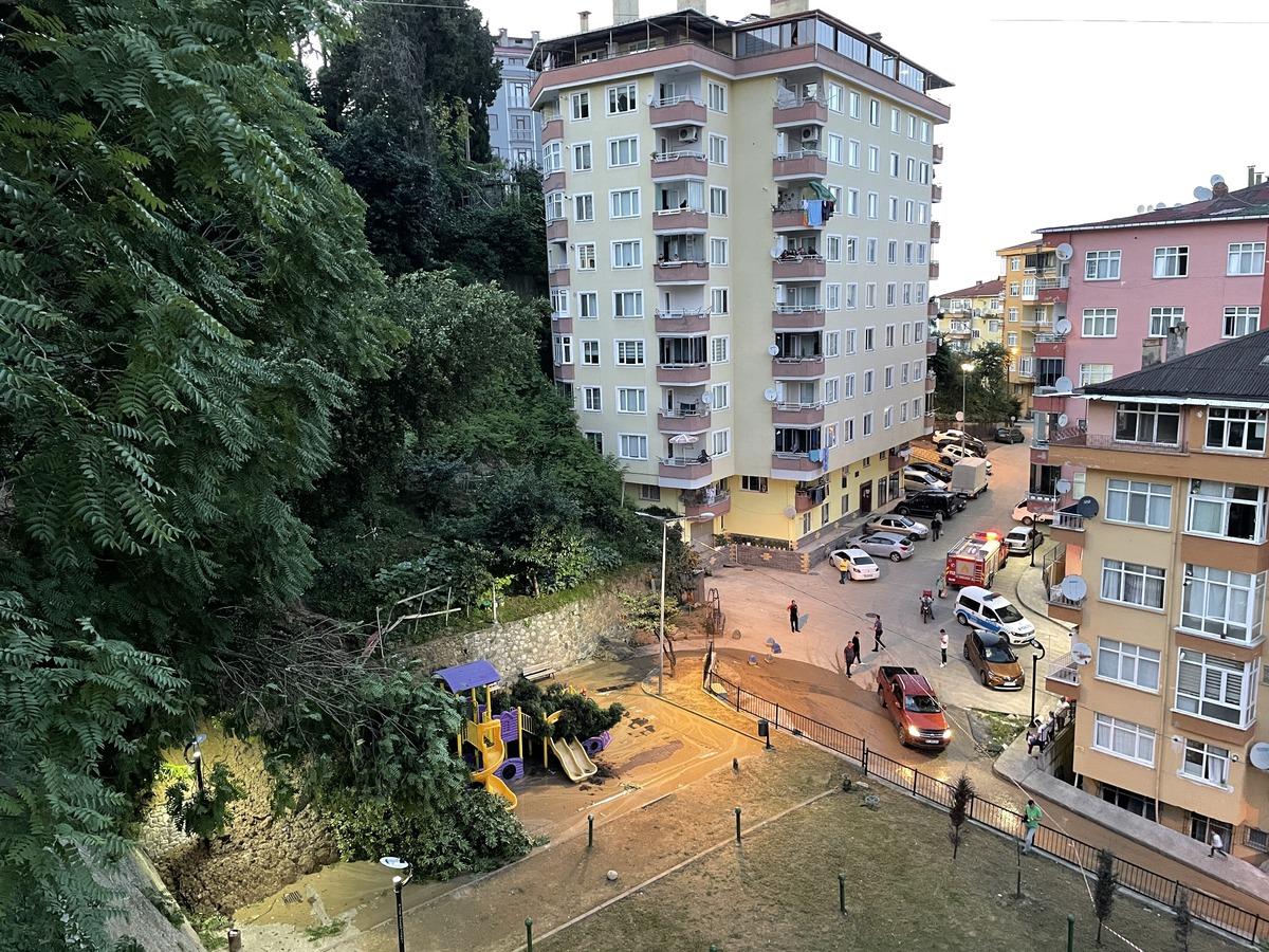 Rize'de toprak kayması sonucu &ccedil;ocuk parkı zarar g&ouml;rd&uuml;