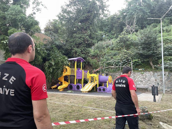 Rize'de toprak kayması sonucu çocuk parkı zarar gördü G5