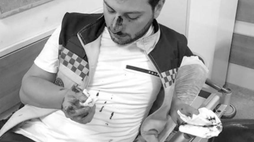 Hem yol vermedi hem de ambulans şoförünü darbetti