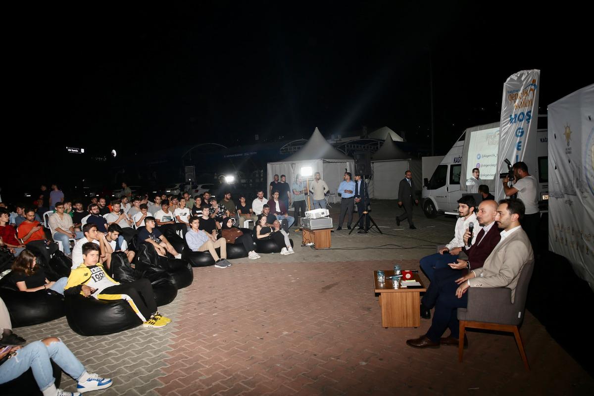 Bakan Karaismailoğlu, Kağıthane'de gen&ccedil;lerle buluştu: