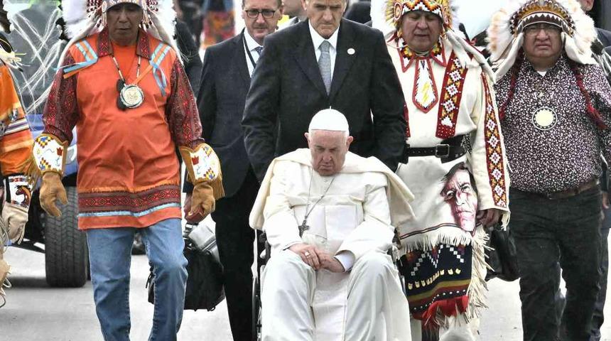 Kilisede istismar skandalı! Papa Francis özür diledi