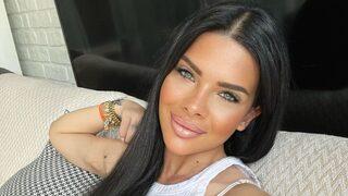 Sihirli Annem'in Tuğçe'si Damla Ersubaşı'dan göğüs dekolteli poz! 