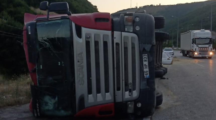 Samsun'da saman yüklü tırın devrilmesi sonucu bir kişi yaralandı