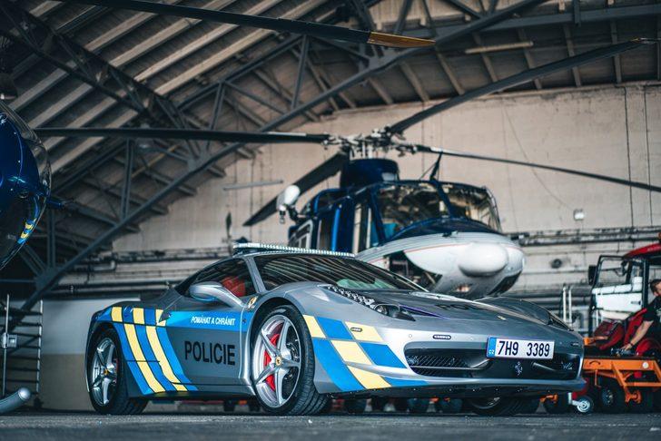 Çekya'da suçlulardan alınan Ferrari polis aracı oldu