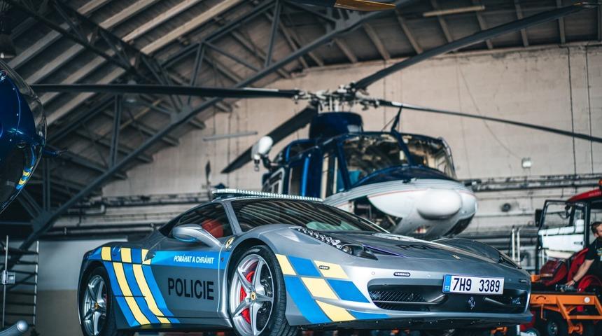 Çekya'da suçlulardan alınan Ferrari polis aracı oldu