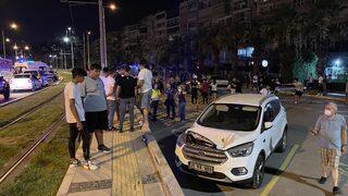 İzmir'de takla atan otomobildeki iki kişi yaralandı