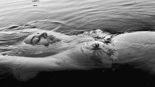 Anne olmak için gün sayan Demet Evgar havuzda poz verdi! Yorum yağdı... 