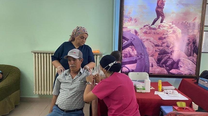 Kırklareli'nde huzurevi sakinlerine "hatırlatma dozu" uygulandı