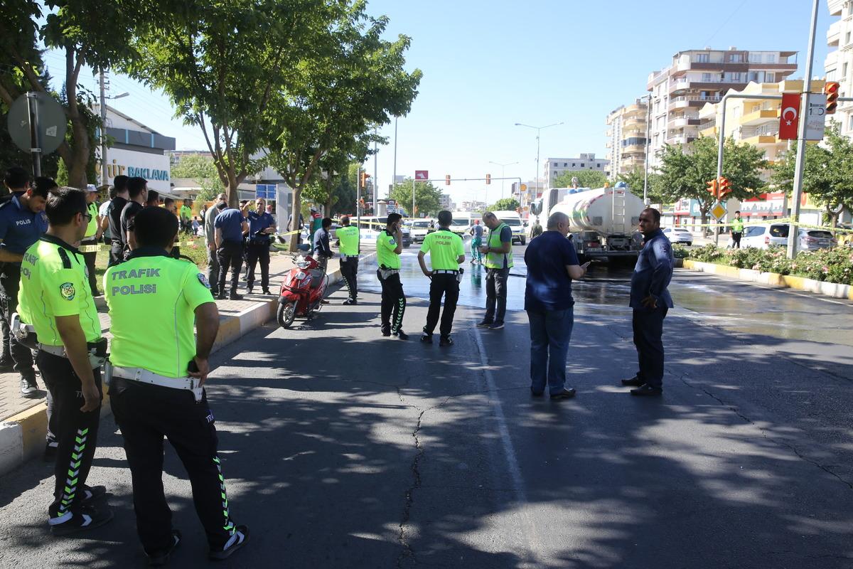 Şanlıurfa'da 2 kişinin &ouml;ld&uuml;ğ&uuml; trafik kazası ara&ccedil; kamerasına yansıdı