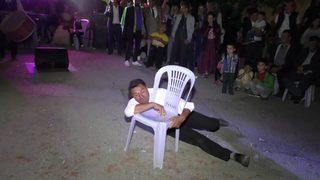 Düğünde sandalye ile güreş tutan davulcuyu görenler şaştı kaldı