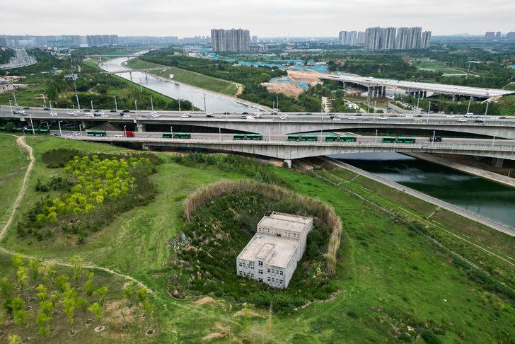 Gökdelenlerin arasında tamamen tek başına!  Bambularla çevrili yerin tam 10 metre altında G2