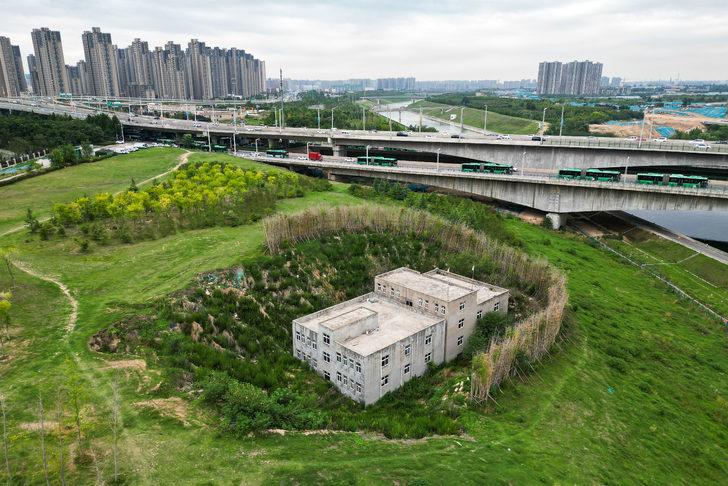 Gökdelenlerin arasında tamamen tek başına!  Bambularla çevrili yerin tam 10 metre altında G3