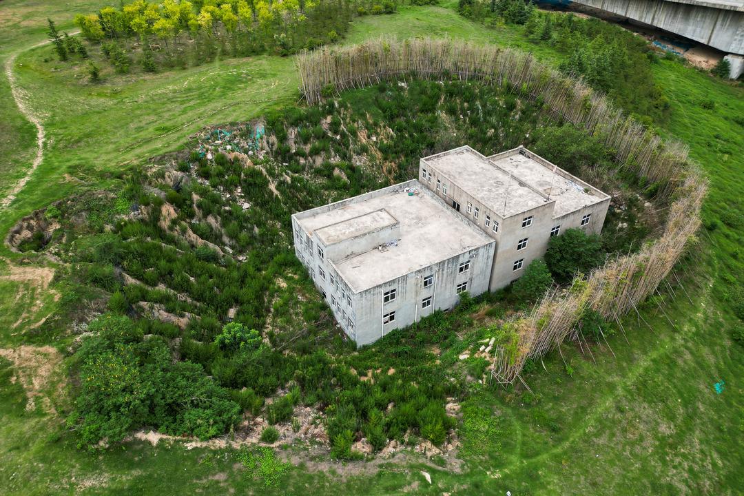 G&ouml;kdelenlerin arasında tamamen tek başına!  Bambularla &ccedil;evrili yerin tam 10 metre altında