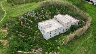 Gökdelenlerin arasında tamamen tek başına!  Bambularla çevrili yerin tam 10 metre altında