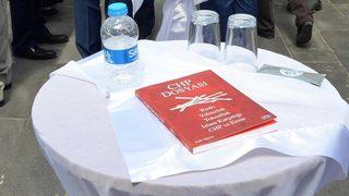 Bakan Yıldız, cami çıkışı kuyruğa girenlerle bayramlaştı