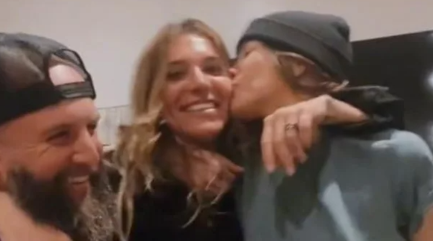 Kocasının önünde başka bir kadınla aşk yaşıyor! “Onlar çok iyi arkadaş” dedi, tepkiler çığ gibi büyüdü