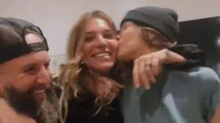 Kocasının önünde başka bir kadınla aşk yaşıyor! “Onlar çok iyi arkadaş” dedi, tepkiler çığ gibi büyüdü