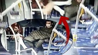 Metrobüste iğrenç olay! Tuhaf sesler çıkarınca genç kadın tekmeler savurdu