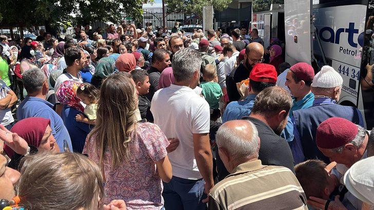 Isparta'ya dönen hacı kafilesi sevinç gözyaşlarıyla karşılandı G3