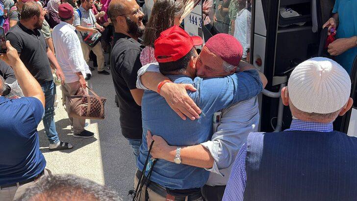 Isparta'ya dönen hacı kafilesi sevinç gözyaşlarıyla karşılandı G4