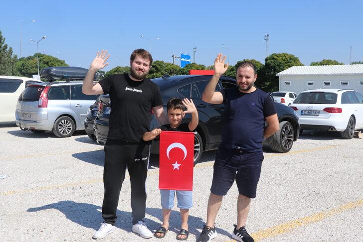 Avrupa'dan gelen gurbetçiler Kapıkule'den Türkiye'ye sevinçle giriyor G1