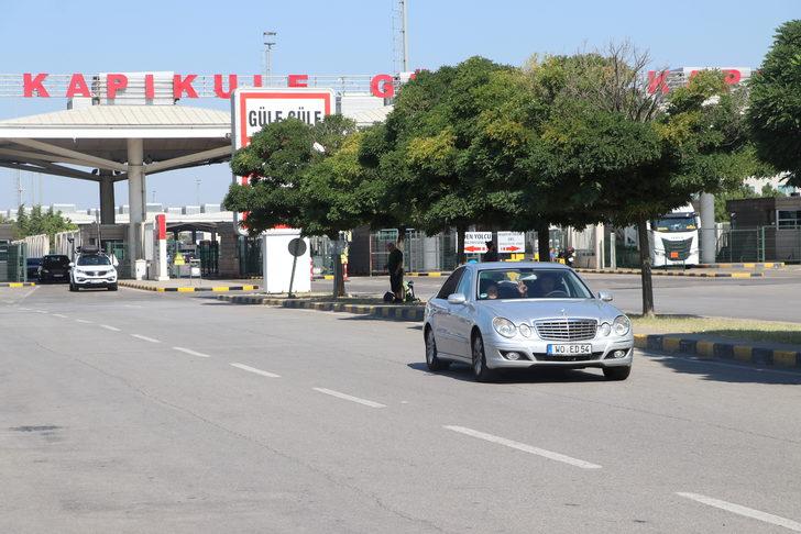 Avrupa'dan gelen gurbetçiler Kapıkule'den Türkiye'ye sevinçle giriyor G5