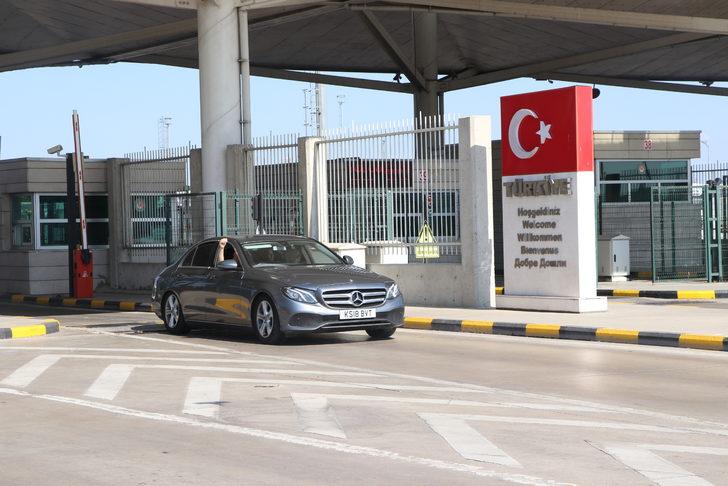 Avrupa'dan gelen gurbetçiler Kapıkule'den Türkiye'ye sevinçle giriyor G3