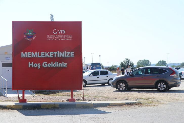 Avrupa'dan gelen gurbetçiler Kapıkule'den Türkiye'ye sevinçle giriyor G4