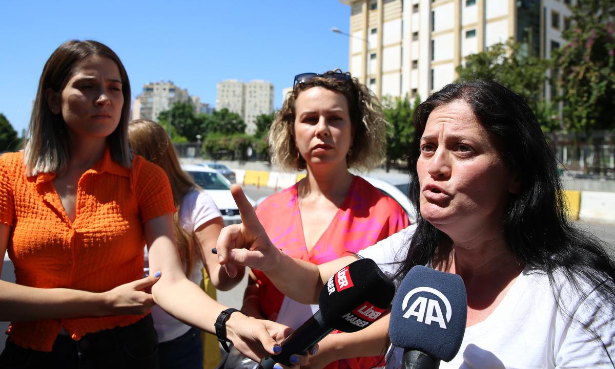 Bursa'da &ccedil;&ouml;p evde bulunan &ccedil;ocuğun annesi Antalya Adliyesi'ne geldi