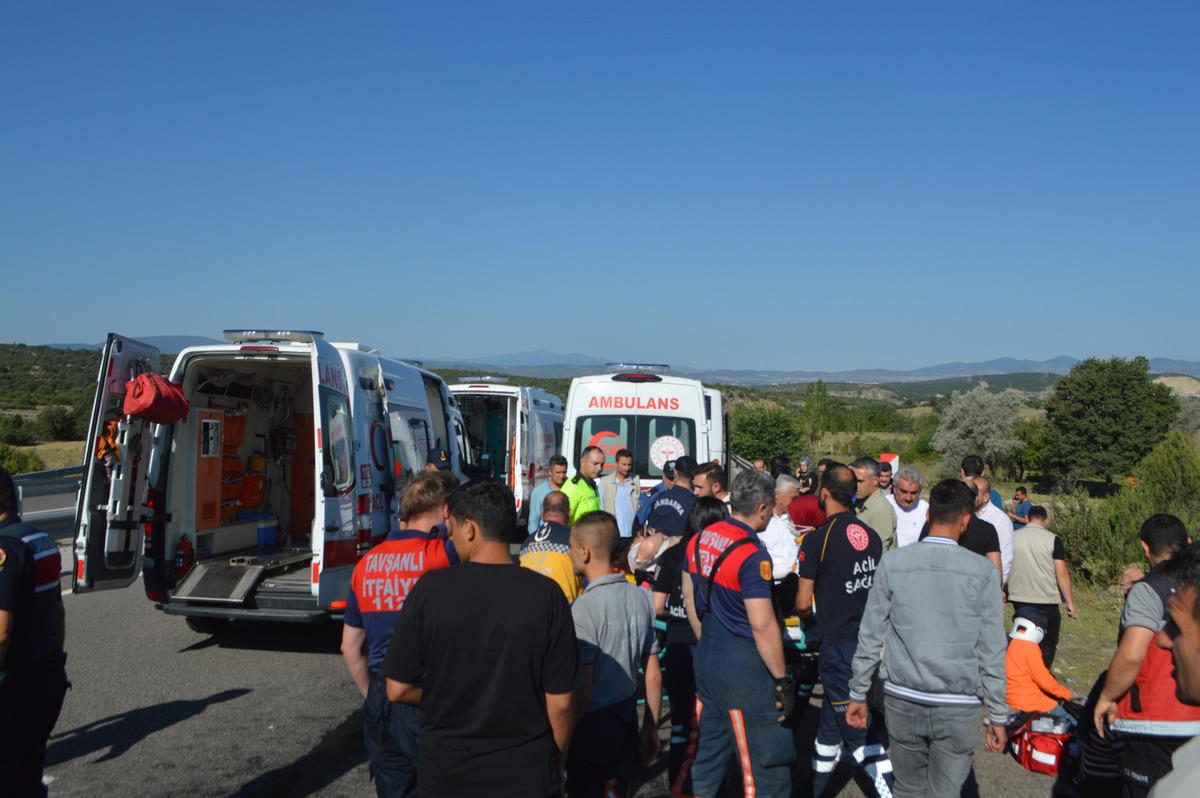 K&uuml;tahya&rsquo;da iş&ccedil;i servisinin devrilmesi sonucu 11 kişi yaralandı