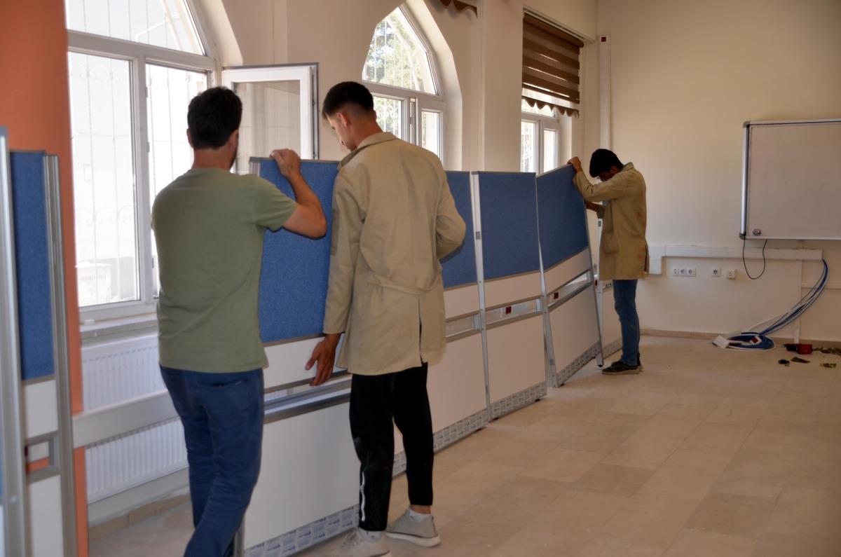 Muş'ta okullara mobilya &uuml;reten teknik lise 7 ayda yaklaşık 2 milyon lira ciro yaptı