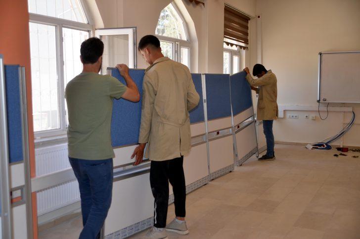 Muş'ta okullara mobilya üreten teknik lise 7 ayda yaklaşık 2 milyon lira ciro yaptı G1