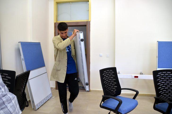 Muş'ta okullara mobilya üreten teknik lise 7 ayda yaklaşık 2 milyon lira ciro yaptı G2