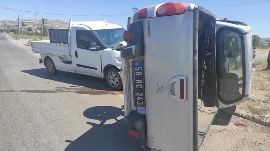 Sivas'ta iki aracın &ccedil;arpıştığı kazada 3 kişi yaralandı