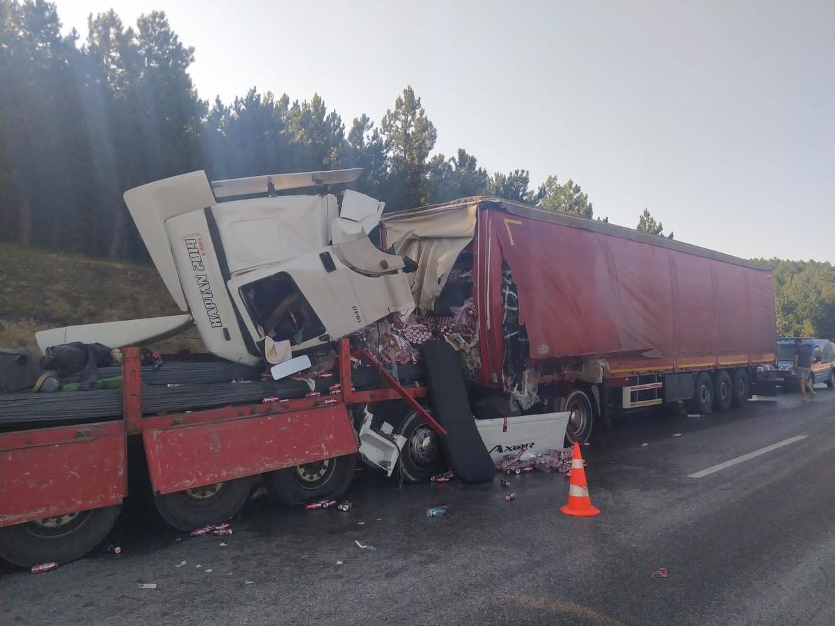 Afyonkarahisar'da iki tırın &ccedil;arpıştığı kazada 7 kişi yaralandı